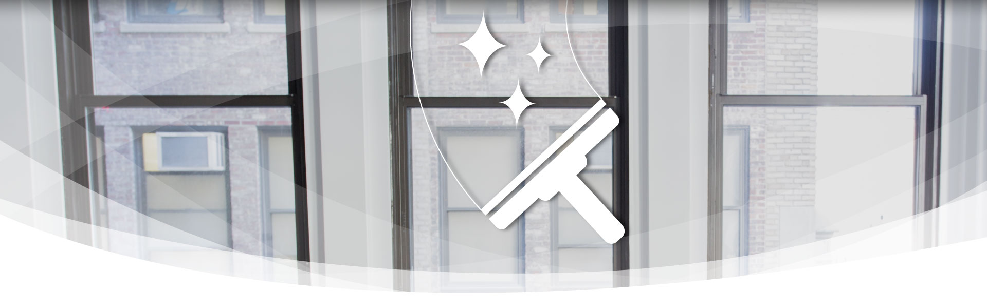 Ein Fensterabzieher wird für saubere Ergebnisse in der Glasreinigung eines Bürogebäudes in Gronau verwendet.
