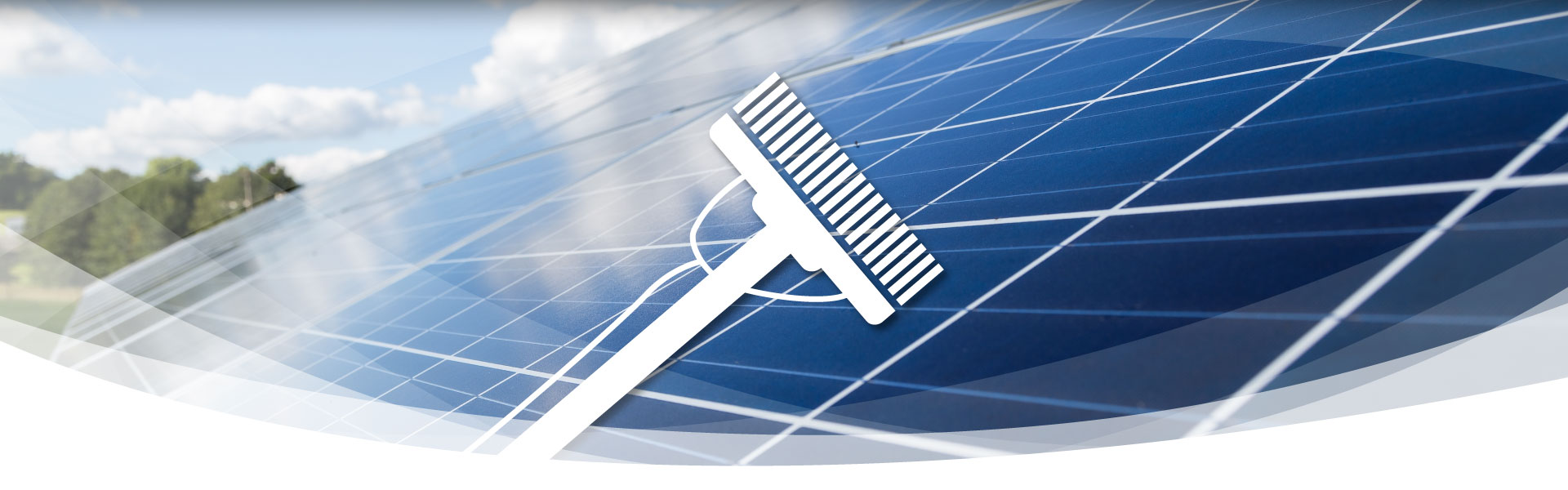 Ein Besen mit einem Teleskopgestell säubert eine Solaranlage in Gronau und Umgebung.